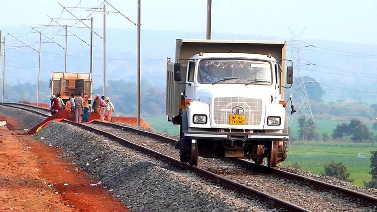 रेल्वे रुळावर धावतायत ट्रक ??...कारण वाचून रेल्वे कौतुक कराल !!!