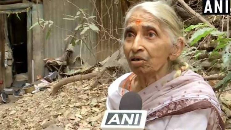 या आजी गेल्या ७९ वर्षापासून विजेशिवाय राहत आहेत...कारण वाचून तुम्ही त्यांना सलाम कराल !!