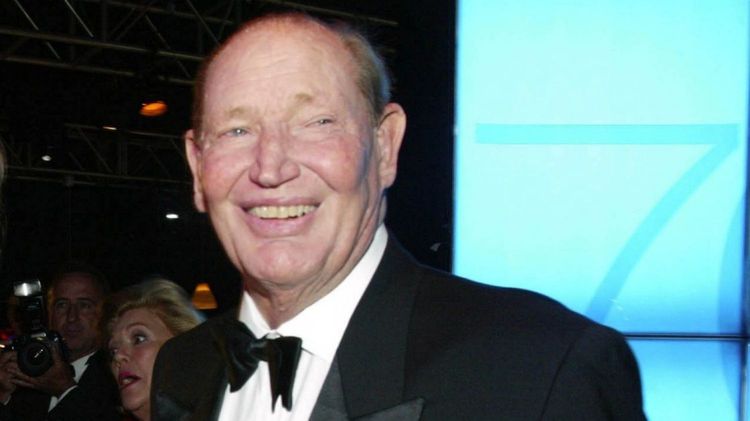 वन डे मॅचेस चालू करणाऱ्या, कपड्यांचा-चेंडूचा रंग, ओव्हरमधल्या बॉल्सची संख्या, हेल्मेट, मानधन अणि बरंच काही बदलून टाकणाऱ्या माणसाबद्दल वाचायलाच हवं!!