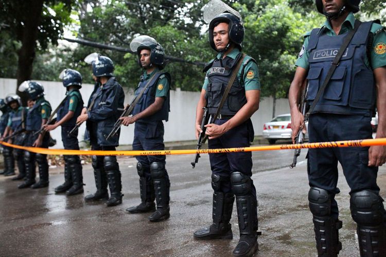 बांगला देशात पुन्हा एकदा अतिरेक्यांचे थैमान ! प्रार्थनेसाठी एकत्र आलेल्या जमावावर हल्ला !!