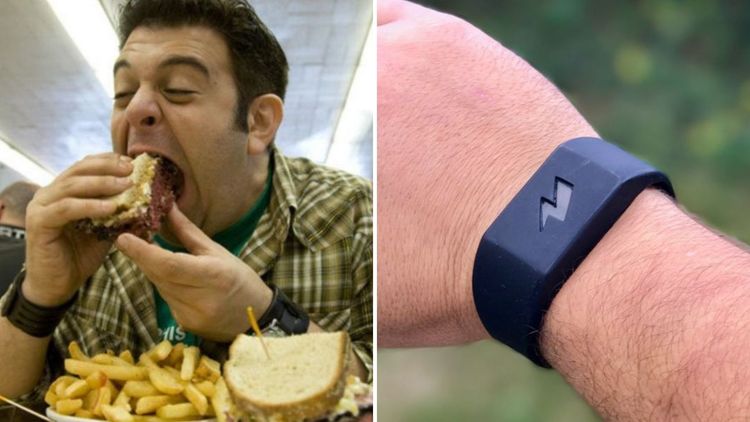 ३५० वोल्टचा झटका देणारं ब्रेसलेट...वाईट सवय सोडवण्यासाठी या कंपनीने लढवलीय अतरंगी शक्कल !!