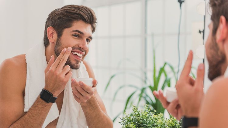 2) योग्य मॉइश्चरायजर  वापरा