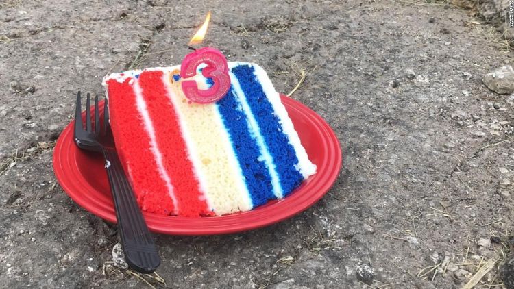 असा निषेध केला तर रस्त्यावरचे खड्डे लवकर बुजवले जातात!!