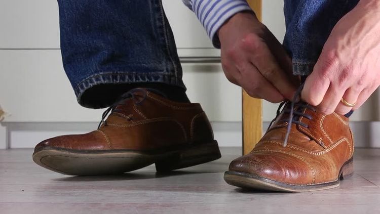 थकून आल्यावर बूट न काढताच घरात येताय ? मग हे वाचाच !!