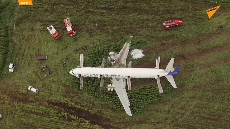 इंजिन बंद पडल्यानंतरही २२६ प्रवाशांना सुखरूप वाचवणारा देवदूत वैमानिक !!