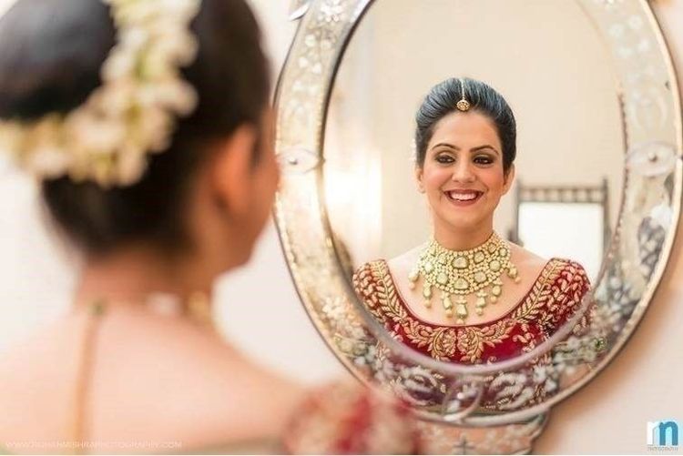 फोटोपेक्षा आपण आरशात का छान दिसतो?? हे आहे ते कारण!!