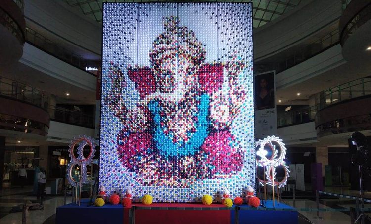 गणेशोत्सव स्पेशल : १०,००० प्लास्टिकच्या बाटल्यांमधून साकारलेला बाप्पा....