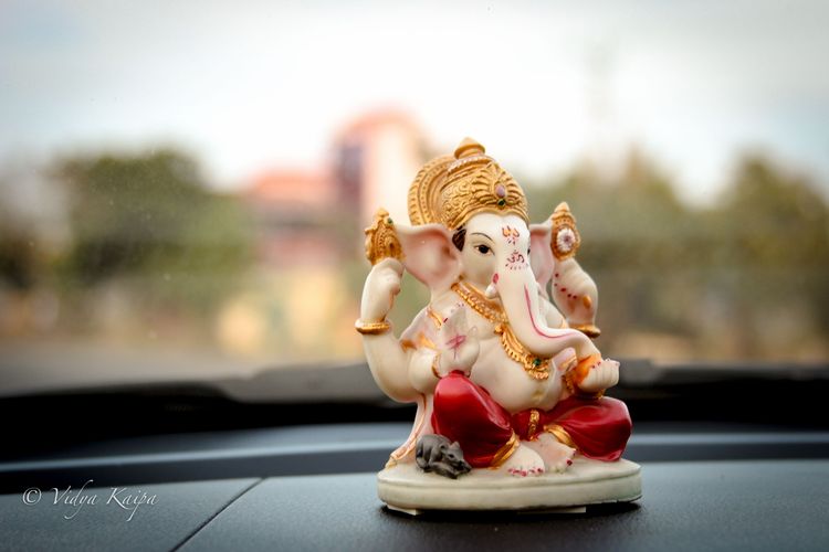 भगवान रामपुरे सांगत आहेत कारच्या डेकवर विराजमान झालेल्या बाप्पाची जन्मकहाणी !!