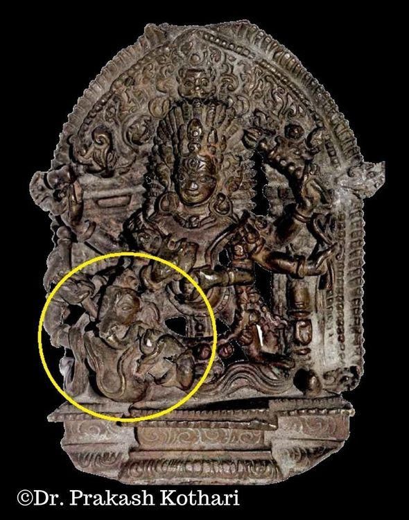 १०. षटभूज महाकालाच्या पायाशी गणपती