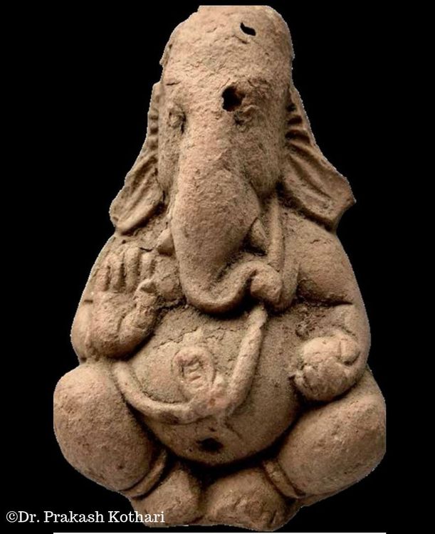 १. २००० वर्षांपूर्वीची अतिप्राचीन टेराकोटा गणेशमूर्ती