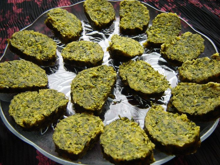 ४: कोथिंबीर वडीप्रमाणे बारीक चिरलेल्या अळूची वडी