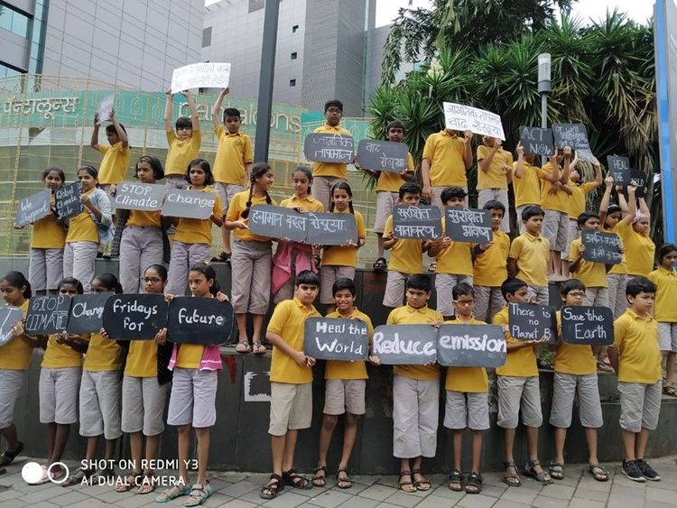 पुण्यातल्या अक्षर नंदन शाळेची मुले रस्त्यावर का उतरली?