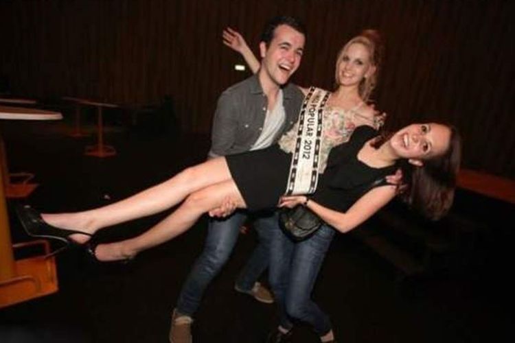 १३. कोणी कोणाला उचलंय?