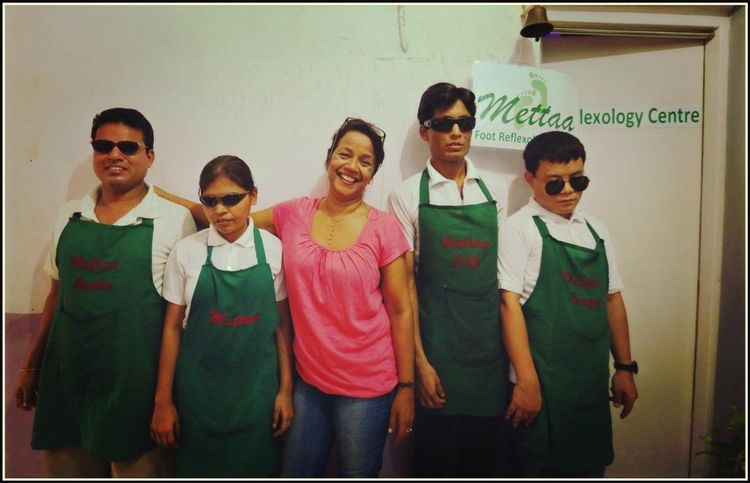 स्वतःचं स्वप्न पूर्ण करण्यासोबत अंध व्यक्तींच्या पोटापाण्याची कायमची सोय करणाऱ्या देवदूत !!