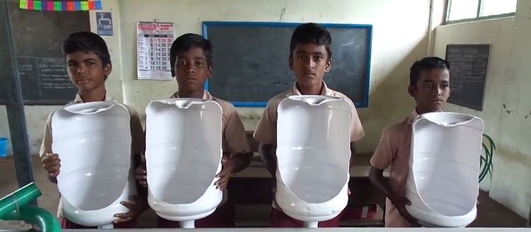 सरकारी शाळेतील मुलांनी टाकाऊ प्लास्टिकपासून युरिनल तयार केले...कौतुक तर केलंच पाहिजे राव !!