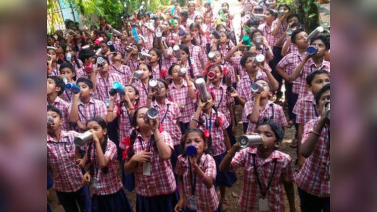 मुलांनी पाणी प्यावं यासाठी शाळेने भन्नाट युक्ती केली, तुम्ही घरी कोणती युक्ती कराल?