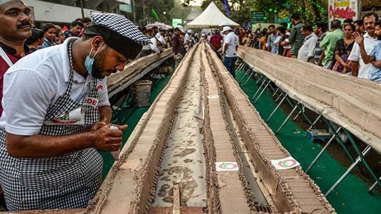 जगातील सर्वात लांबलचक केक तयार करून भारताने चीनचा रेकॉर्ड मोडला !!
