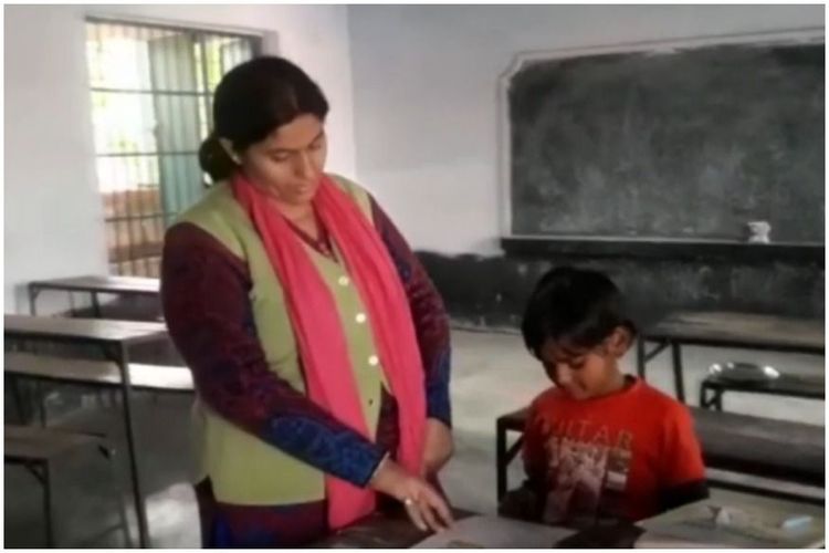 बिहारची ही शाळा फक्त एका मुलीसाठी सुरु आहे...कौतुक तर केलंच पाहिजे !!