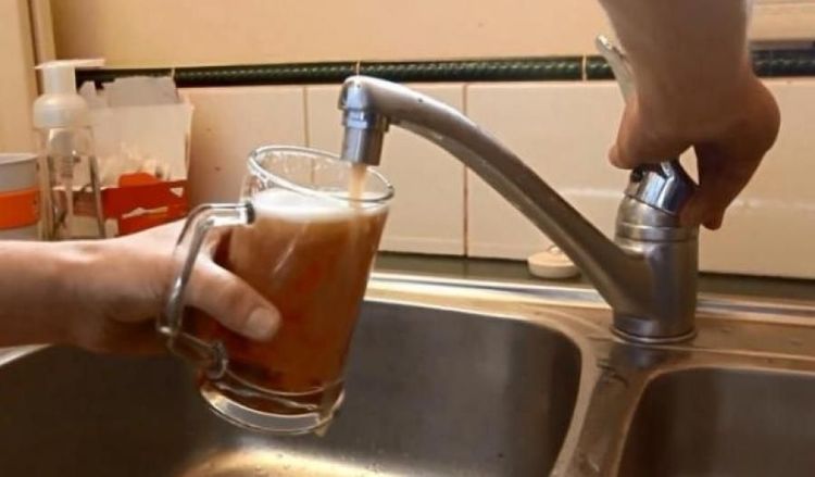 नळाच्या तोटीतून पाण्याच्या जागी चक्क दारू आली...काय आहे ही भानगड?