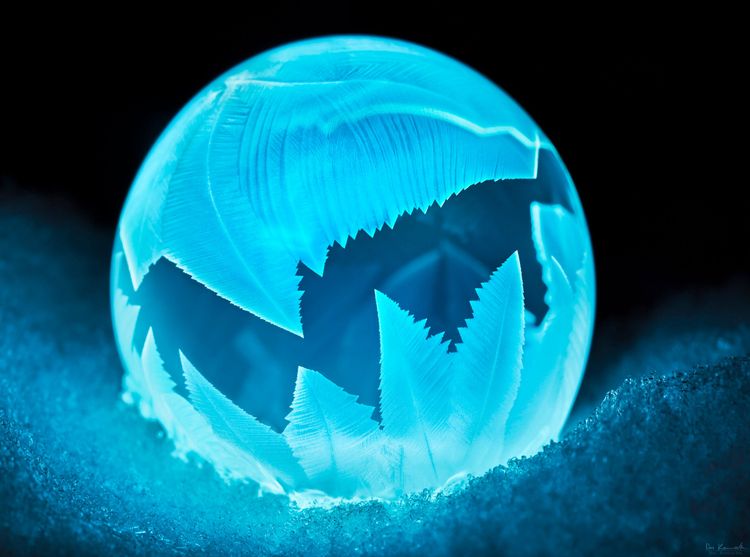 १७. गोठलेला पाण्याचा बुडबुडा