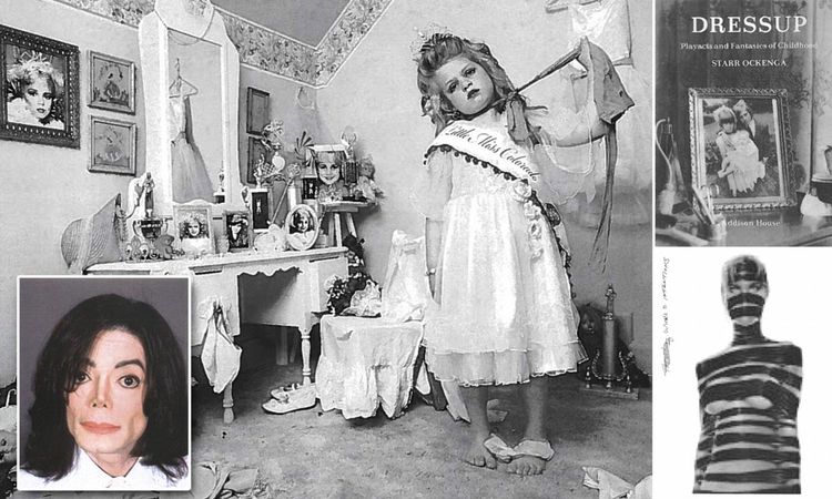 १२. मायकल जॅक्सनच्या बाथरूममध्ये लहान मुलांचे नग्न फोटो सापडले होते. त्यावरून त्याला चाईल्ड पोर्नोग्राफीचे व्यसन असावे असा कयास आहे.