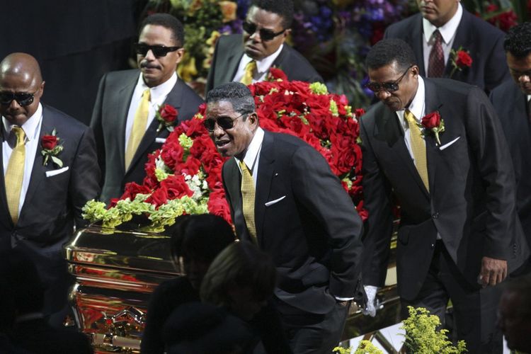 ६. त्याच्या अंतिम यात्रेचे लाईव्ह ब्रॉडकास्ट २.५ अब्ज लोकांनी पाहिले होते. आजवर एवढ्या मोठ्या प्रमाणावर पाहिले गेलेले हे एकमेव ब्रॉडकास्ट आहे.