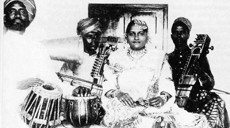 जानकीबाई : चेहऱ्यावर ५६ सुरीचे वार असणारी आणि १०० वर्षांपूर्वी हजारांत मानधन घेणारी गायिका!! या छप्पनछुऱ्यांचं रहस्य काय होतं?