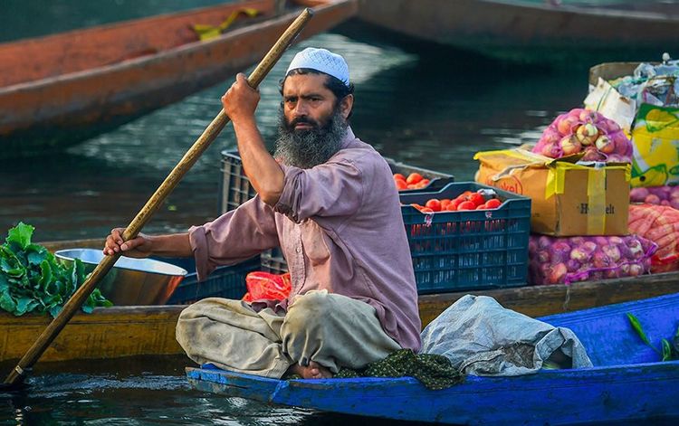 दल सरोवरातला एक भाजीपाला विक्रेता.