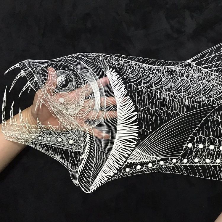 ४. कागद कापून साकारलेली कलाकृती 