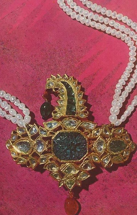 ५. पाचू आणि हिर्‍यांचा शिरपेच.