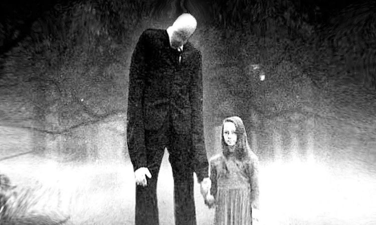 २. स्लेंडर मॅन (Slender Man):