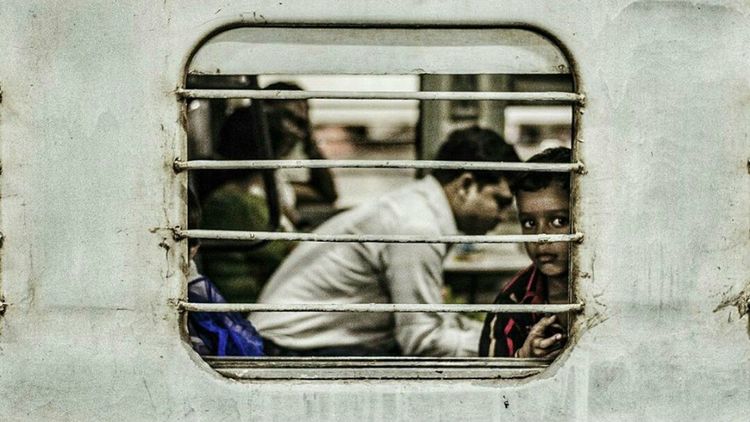 तुम्ही instragram वर आहात? ट्रेन च्या खिडकीतून काढलेले हे फोटो पाहिलेत का?