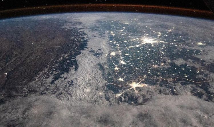 नासाने पोस्ट केलाय बर्फाच्छादित हिमालयाचा फोटो...हा फोटो खरा की खोटा?