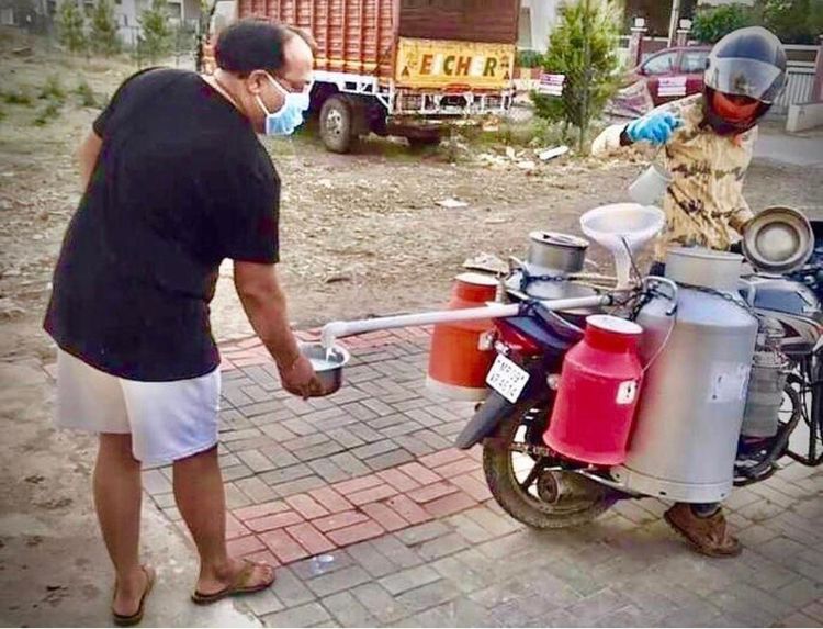 ११. दुधविक्रेत्याने दुधाचं वाटप करण्यासाठी एक लांब पाईप वापरला होता. या पाईपच्या माध्यमातून लांबूनच ग्राहकांना दुध मिळत होतं. आहे का नाही डोक्यालिटी ?