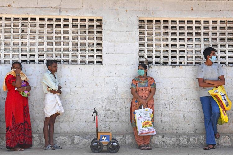 ७. वरतीच म्हटल्याप्रमाणे दारू महत्त्वाची आहे. यासाठी दुकानदार जसे प्रयत्नशील आहेत तसेच ग्राहकही प्रयत्न करत आहेत. तामिळनाडूच्या एका ग्राहकाने तर स्वतःच्या रोबॉटलाच दारू आणायला पाठवलं.  