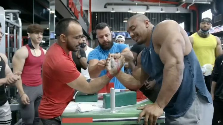 व्हिडीओ ऑफ दि डे: भारताच्या आर्म रेसलिंग चॅम्पियनने जगप्रसिद्ध बॉडीबिल्डरला धूळ चारली आहे...