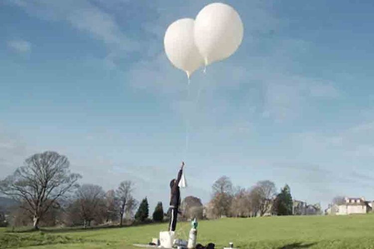 अंतराळात सामोसा? ब्रिटनमधल्या भारतीय रेस्टॉरंटच्या मालकाने काय प्रयोग केलाय पाहा !!