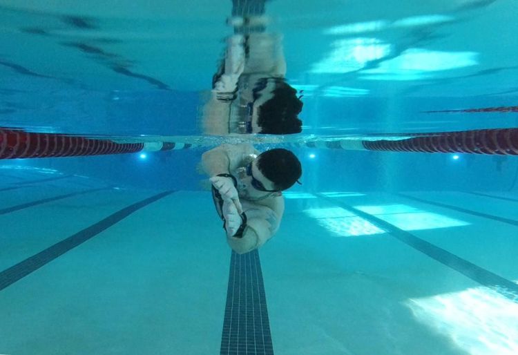 या पठ्ठ्याने चक्क बेड्या घालून पोहण्याचा जागतिक विक्रम केलाय...कोण आहे तो?