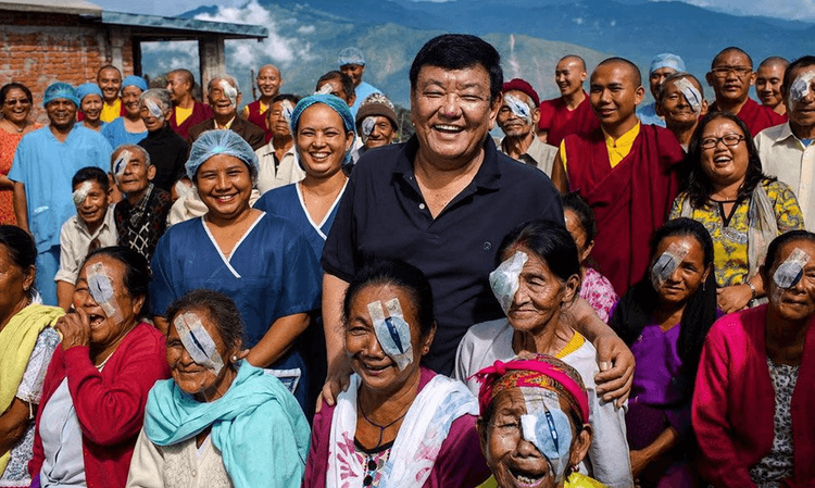 डॉ. सँडूक रुट: अनेकांना अगदी कमी किमतीत दृष्टी देणारा 'गॉड ऑफ साइट'...