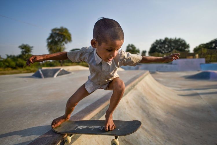 स्केटबोर्डने एका संपूर्ण गावाला शिक्षणाच्या मार्गावर कसं आणलं? भारतातल्या पहिल्या स्केटपार्कची गोष्ट!! 