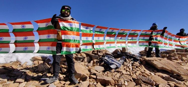 २०००० फूट उंच युनाम शिखरावर स्वातंत्र्यदिनी फडकले ७५ ध्वजाचे ध्वज तोरण....