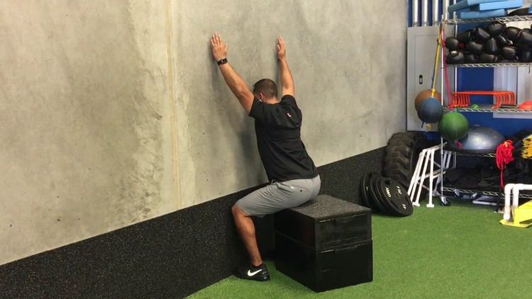 ३. कंट्रोल्ड वॉल स्क्वॉट