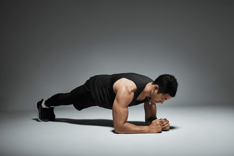 ७. प्लॅन्क पोझिशनमध्ये स्थिर राहाणे