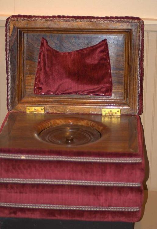 लाकडापासून बनवलेला आणि वेलवेट कव्हर असलेला टॉयलेट बॉक्स