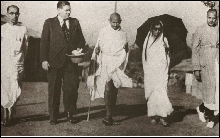 3. गांधीजी दिवसाकाठी सरासरी 18 किलोमीटर चालायचे. म्हणजेच त्यांच्या 40 वर्षांच्या कारकीर्दीत ते 79,000 किलोमीटर चालले. विचार केला तर हे अंतर दोनवेळा जगप्रवास करण्याइतके होईल!!