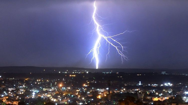 दिवसेंदिवस वीज कोसळण्याचे प्रमाण का वाढते आहे?