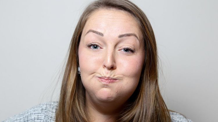 १३. उचक्या कमी करण्यासाठी थंडगार कोकने गुळण्या करा.