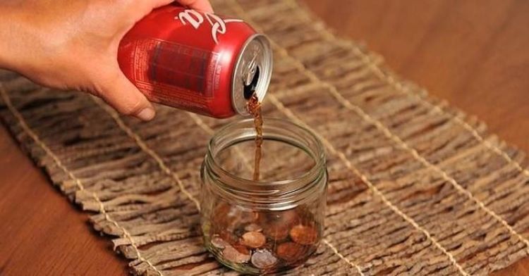२८. जुनी धातूची नाणी स्वच्छ करण्यासाठी व त्यावरील डाग काढण्यासाठी ती कोका कोलामध्ये बुडवून ठेवा.