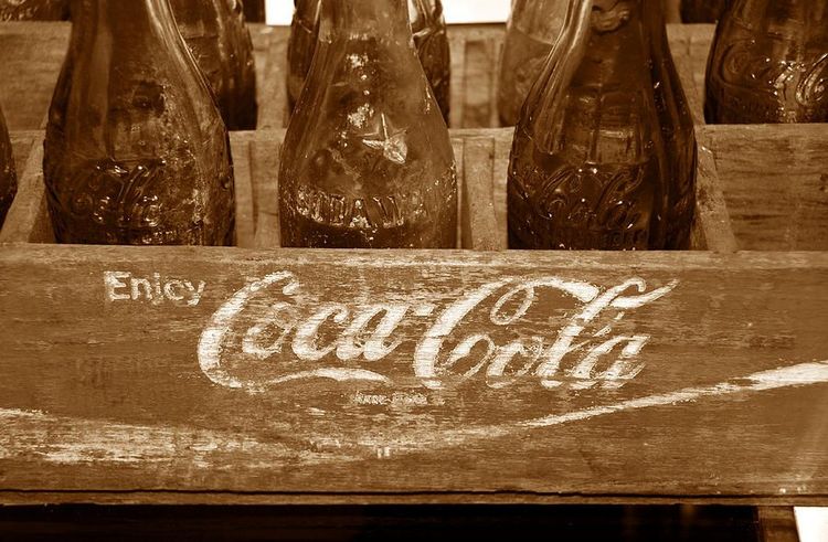 २९. तुमच्या ब्लॅक अँड व्हाईट फोटोजना सेपिया फिनिश देण्यासाठी कोकाकोलामध्ये फोटो थोडा वेळ बुडवून ठेवा.