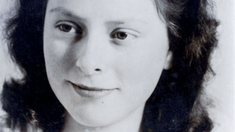 गनिमी काव्याचा वापर करून अनेक नाझी सैनिकांना टिपणार्‍या फ्रेडी ओव्हरस्टिगन या मुलीची वीरगाथा 